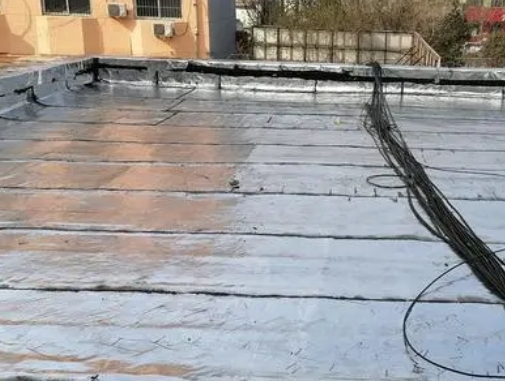 遂平卫生间漏水维修公司分享下遂平屋面楼顶防水刚性防水层施工要点。